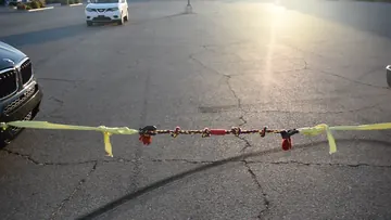 Closer view of the knotted BLINCOO rope between yellow straps during the demonstration