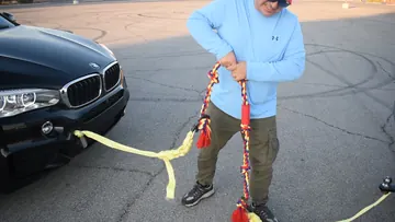 A person lifting the BLINCOO rope to show the center grip and tassel