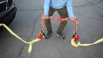 A person showing the BLINCOO rope and red center grip toward the camera