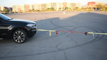 The BLINCOO rope and yellow straps beside the SUV during the demonstration
