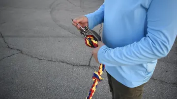 Close-up of a person holding the rope center grip in the BLINCOO demonstration