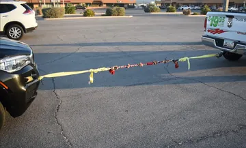 Wide view of the BLINCOO rope between a SUV and pickup in the original brand demonstration
